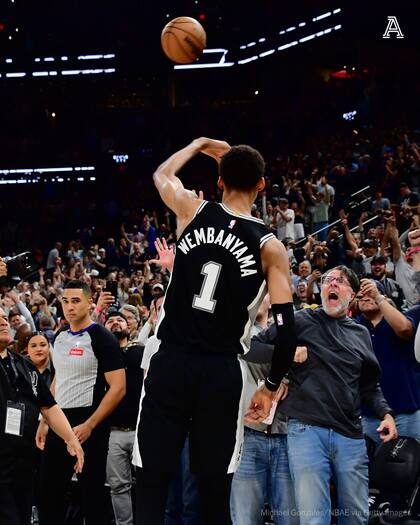 Wembanyama arroja la pelota a la tribuna y los hinchas lo increpan