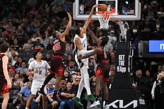Wembanyama logra el doble-doble más rápido en la historia y los Spurs vencen 129-114 a los Bulls