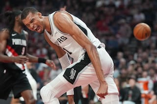 Wembanyama vuelve tras conmoción cerebral, los Spurs vencen 114-93 a los Blazers y ponen la serie 3-1