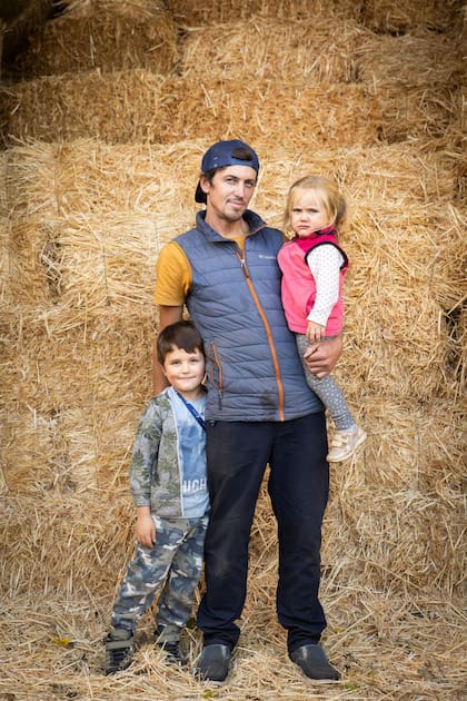 Wenceslao Adrion, de Humus de la Montaña, con sus hijos Tommy y Emma.