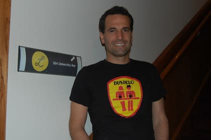 Wenceslao Casares en la entrada a su oficina en Palo Alto