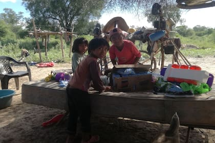 Wenceslao Peña y Delicia Aranda, jugando con donaciones entregadas por La Chata Solidaria