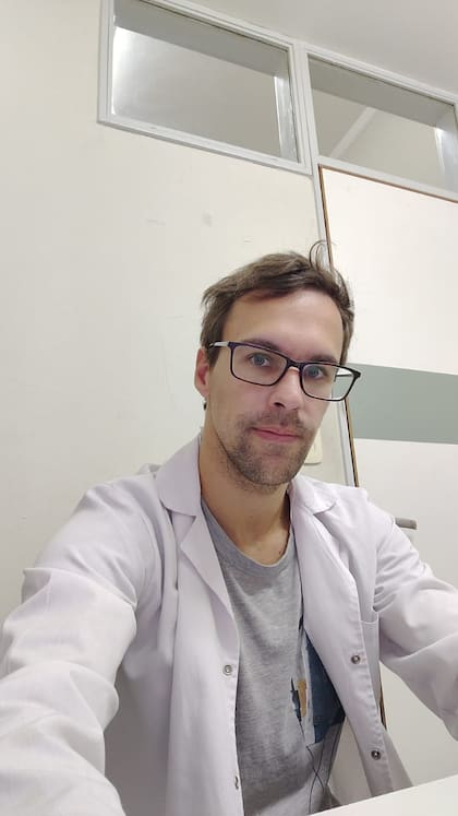 “Wenchy” es residente de Neurología. Trabaja en un hospital público, algo que lo apasiona y le llena el corazón de orgullo.