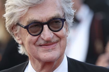 Wenders, conocido por su estilo chic, posó con sus clásicos lentes redondos