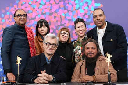 Wenders, sentado a la izquierda de la imagen, junto al resto del jurado oficial del Festival de Berlín