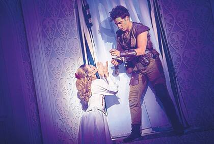 Wendy (Josefina Scaglione) y Peter Pan (Dente)