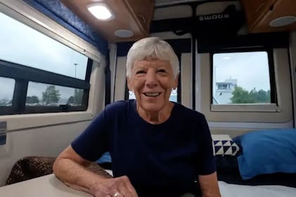 Wendy Outdoors decidió salir a recorrer Canadá en su caravana y con su esposo y su mascota