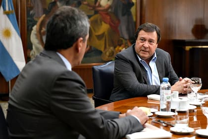 Weretilneck en una reunión con el exministro Sergio Massa