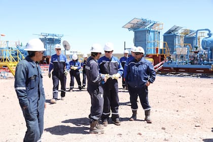 Weretilneck recorrió las instalaciones junto al CEO de Phoenix, Pablo Bizzotto.