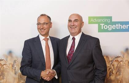 Werner Baumann, CEO de Bayer, y Hugh Grant, CEO de Monsanto