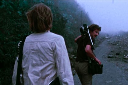Werner Herzog, en su documental La Soufrière, de los años setenta, acercándose a un volcán en la isla Guadalupe, al borde de la erupción