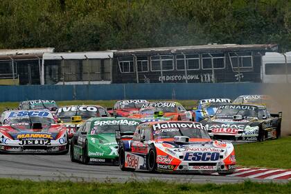 Mariano Werner (Ford) y Agustín Canapino (Chevrolet) en el inicio de la carrera final; el entrerriano finalizó tercero, mientras que el arrecifeño abandonó antes de completar el primer giro