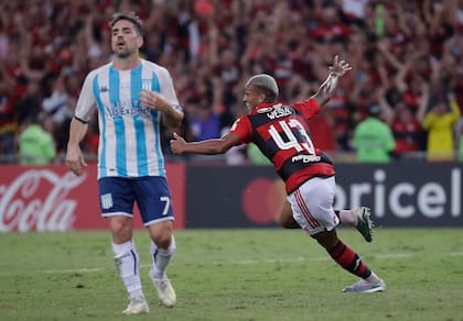 Wesley celebra el primer gol de Flamengo; se lamenta Gabriel Hauche