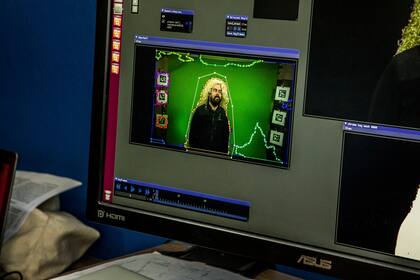 Wesley Chaney, un ingeniero de Arraiy, muestra una aplicación que permite que se procese rápidamente el material filmado frente a una pantalla verde