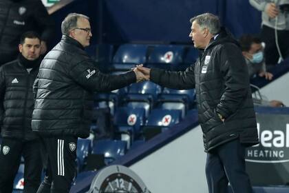 Marcelo Bielsa se saluda con Sam Allardyce, DT de West Bromwich Albion, tras la goleada de Leeds.