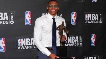 Westbrook con su trofeo de MVP