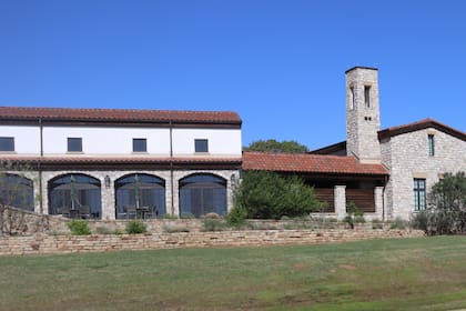 Westlake está situada en el norte de Texas, dentro del área metropolitana Dallas–Fort Worth, sobre la State Highway 114