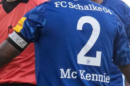 Weston McKennie, jugador norteamericano de Shalke 04 llevó un brazalete con pedido de justicia para su compatriota asesinado