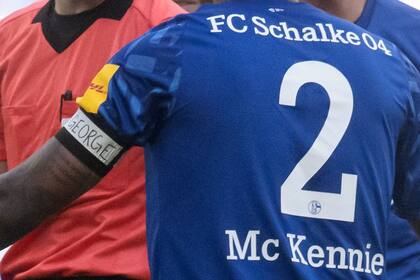 Weston McKennie lleva un brazalete que dice "Justicia para George" durante el partido de fútbol de la Bundesliga.