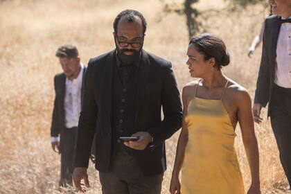 Tras descubrir que él también es un androide, Bernard (Jeffrey Wright) se encuentra en una posición incómoda frente a la rebelión de los anfitriones