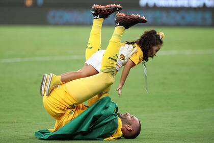 Weverton celebra la conquista con su hija; el arquero fue una de las claves