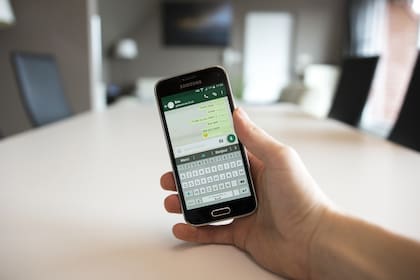 Chequear mensajes en WhatsApp sin aparecer "en línea" es posible gracias al truco del "modo invisible" del servicio