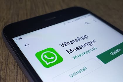 WhatsApp trabaja en una nueva herramienta para compartir estados en Facebook de manera automática
