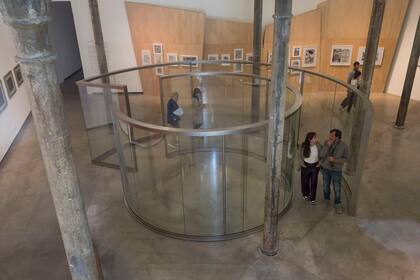 Whirligig, instalación de Dan Graham ya exhibida en la explanada de Proa, ahora en sala