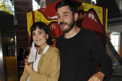 ¡Whisky! Después de las fotos con barbijos, llegaron las imágenes de Florencia Torrente y su novio con la cara descubierta para alegría de los fotógrafos