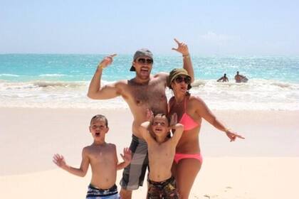 ¡Whisky! La cantante, su pareja y sus dos hijos, disfrutando de un día de playa