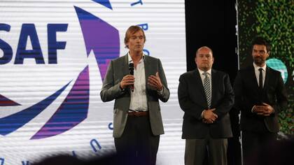 Whit Richardson, de Turner, y Carlos Martínez, de Fox, en la presentación de la Superliga