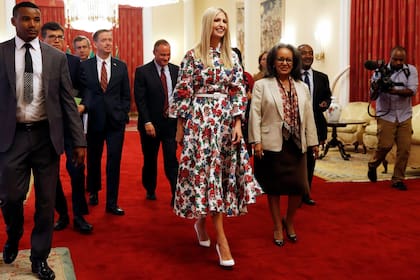 Con un vestido floreado de Emilia Wickstead (también eligen sus diseños las duquesas de Cambridge y Sussex), cinturón y stilettos blancos, Ivanka llegó al palacio presidencial para su cita con la presidenta Sahle-Work Zewde