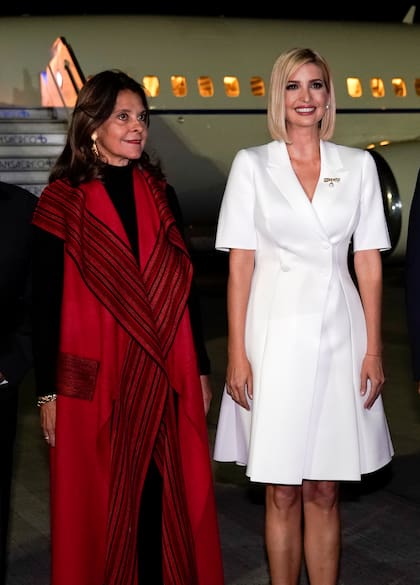 Vestido sastrero junto con Marta Ramírez, en Colombia