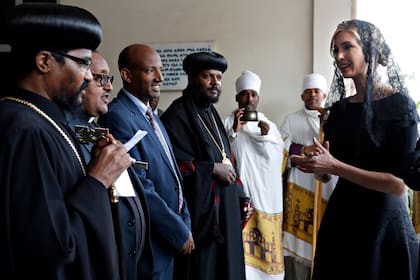 Junto a Dave Bohigian, director ejecutivo de OPIC, vestida de negro y con velo de encaje, visitó la iglesia de la Santísima Trinidad en la capital etíope