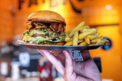 White Jack: doble medallón de carne, queso White Jack, jowl bacon, lechuga y aderezo de cilantro y lima