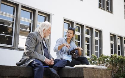 Whitfield Diffie, en animada charla con una joven participante del Foro