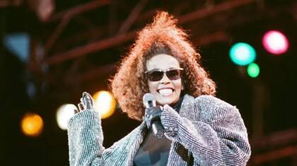 Whitney Houston cantó en el Freedomfest, la celebración del 70 cumpleaños de Nelson Mandela en el estadio de Wembley en 1988