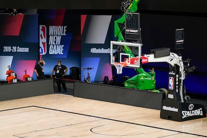 "Whole new game", "todo un juego nuevo", es el eslogan de la NBA en esta reanudación, en la que no habrá espectadores en las gradas pero sí imágenes de televidentes en las pantallas gigantes adjuntas a las canchas.