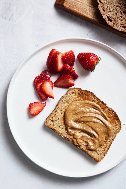 Los expertos destacan la importancia de ser creativos con las recetas para sumar nutrientes al desayuno; por ejemplo, tostadas integrales con mantequilla de nuez y frutillas en rodajas