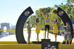 Wiggins y la tradicional postal con el Arco del Triunfo en París
