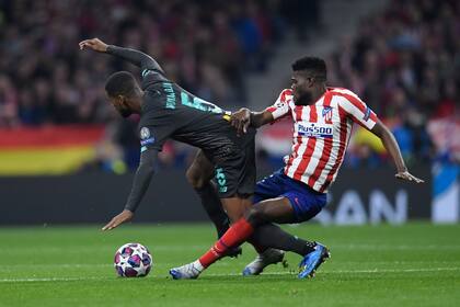 Wijnaldun y Partey disputan el balón