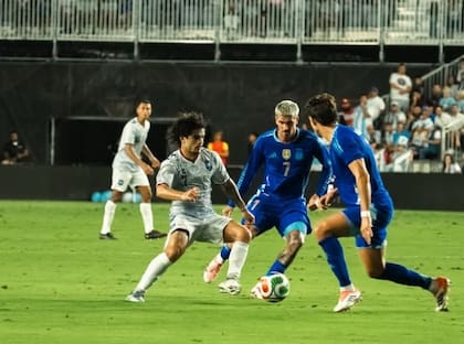 Wilfredo Rivera encara ante la mirada de Rodrigo De Paul, durante el amistoso entre Argentina y Puerto Rico