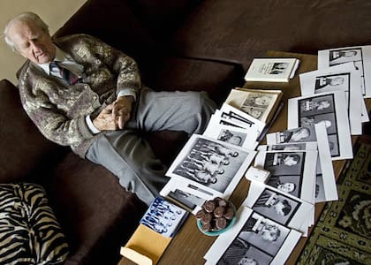 Wilhelm Brasse fotografiado para el medio AFP en 2009 (Getty Images)