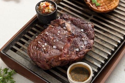 Will Camacho lo prepara a la parrilla; vuelta y vuelta. Ocho minutos de cada lado.