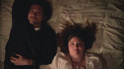 Will Sharpe y Megan Stalter en una escena de la serie creada por Lena Dunham