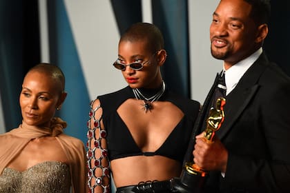 Will Smith posa con el Oscar junto a su esposa Jada Pinkett Smith y su hija Willow