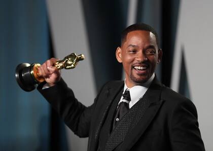 Will Smith poses with his Oscar as he arrives at the Vanity Fair Oscar party during the 94th Academy Awards in Beverly Hills, California, U.S., March 27, 2022. REUTERS/Danny Moloshok