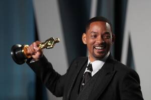 Will Smith, sonriente al posar con su premio Oscar. Ya habían pasado sus gritos y ataque de furia y su extraño pedido de disculpas (a la Academia)