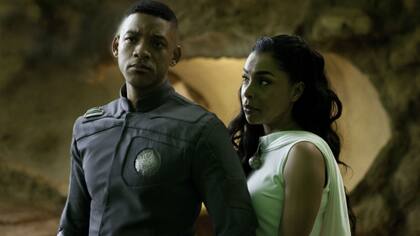 Will Smith y Sophie Okonedo en After Earth