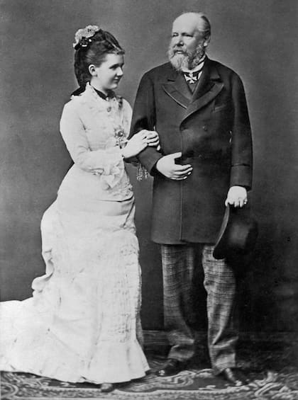 El Rey murió en 1890 sin dejar herederos varones -que murieron siendo jóvenes- y la Princesa fue proclamada Reina de los Países Bajos con diez años bajo la regencia de su madre, la reina Emma.